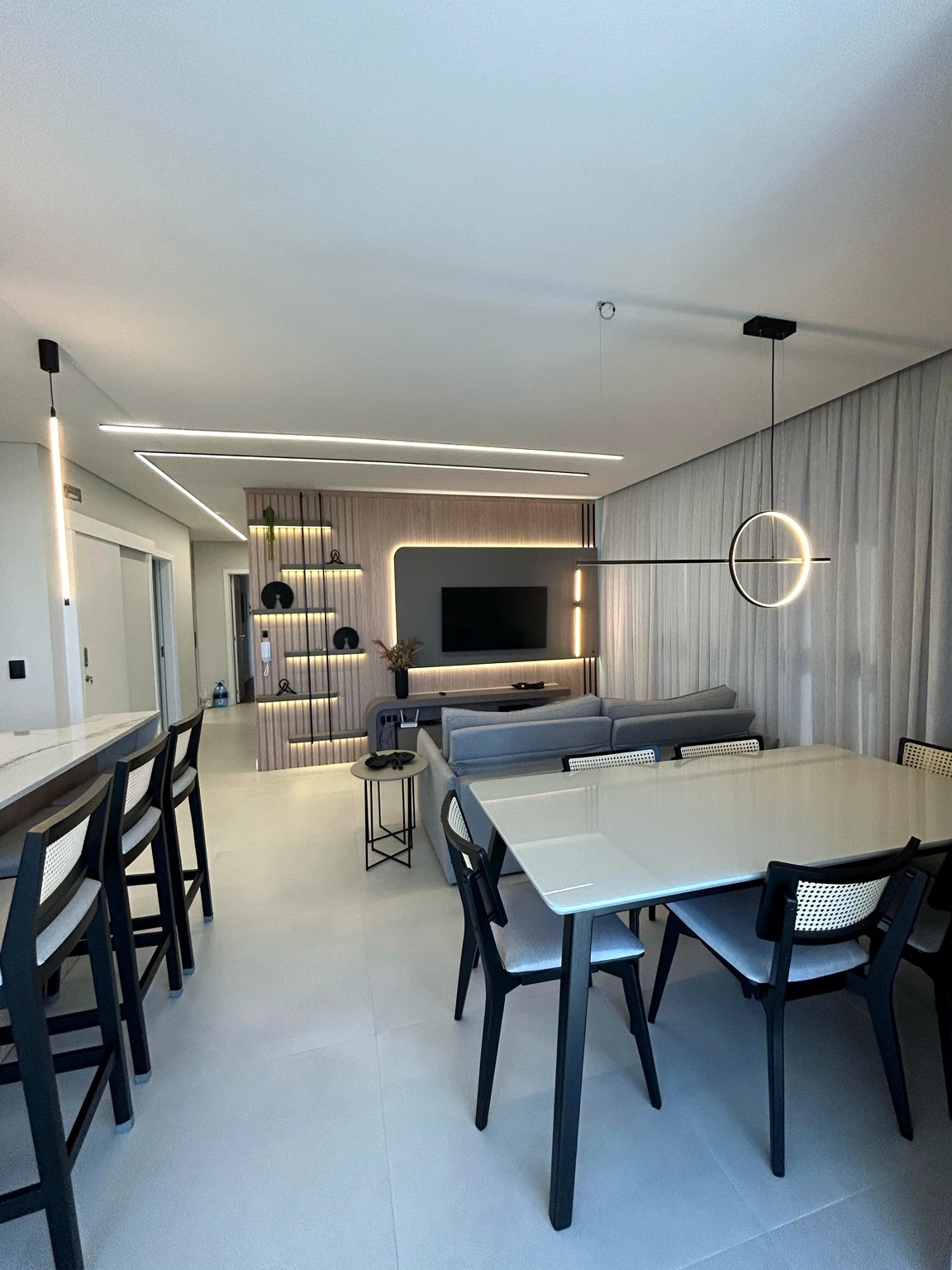 Sala e painel de TV