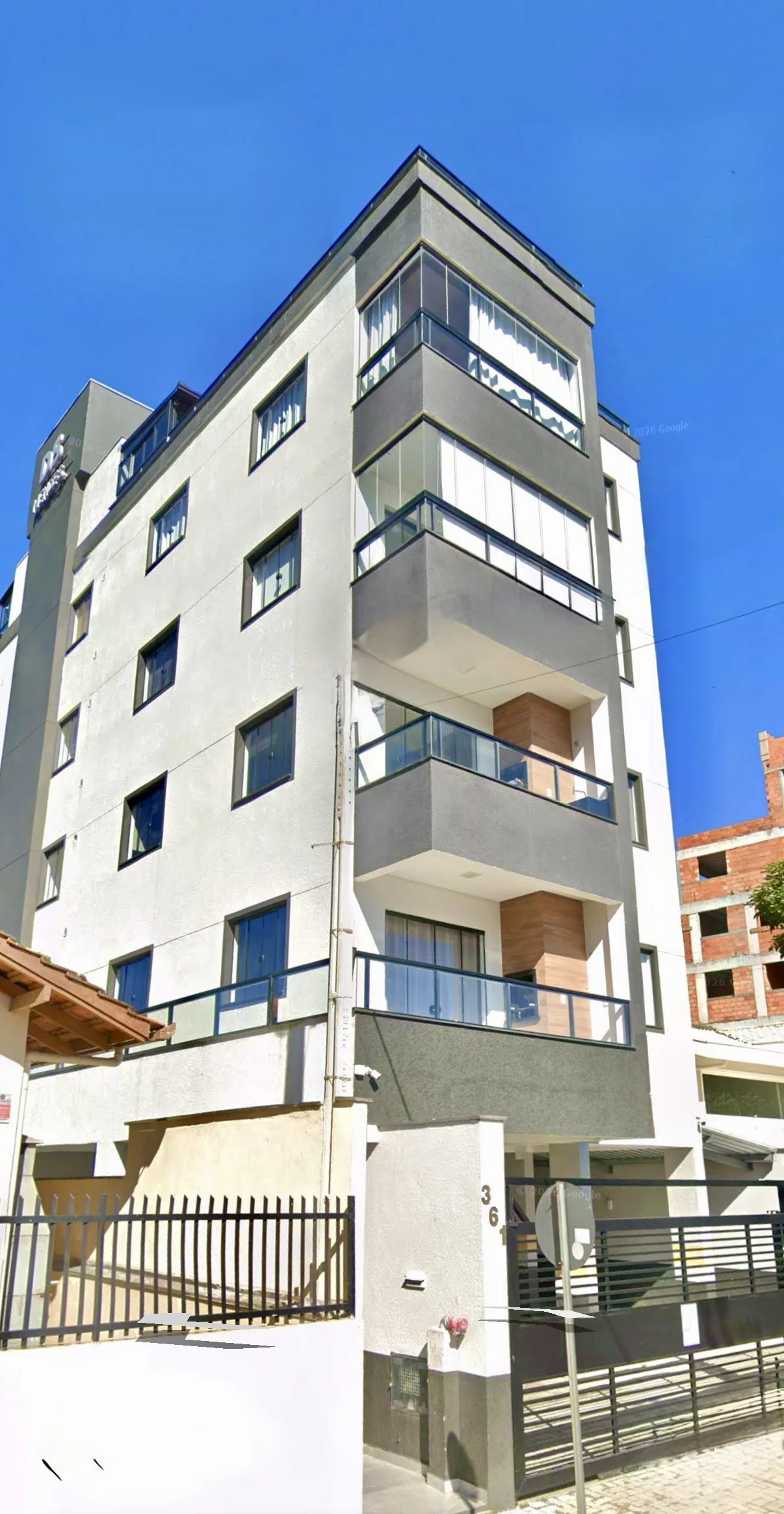 Edifício do apartamento mobiliado em Balneário Piçarras